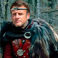 Macron enrôlé dans la série Kamelott