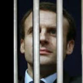 Macron doit s’évader de la macronie !