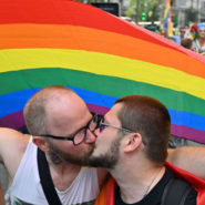 Un car LGBT attaqué par des cathos intégristes !