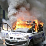 Flics agressés, Libé se range du côté des casseurs !