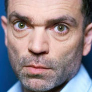 « Yann Moix vit dans un autre monde … son nombril ! »